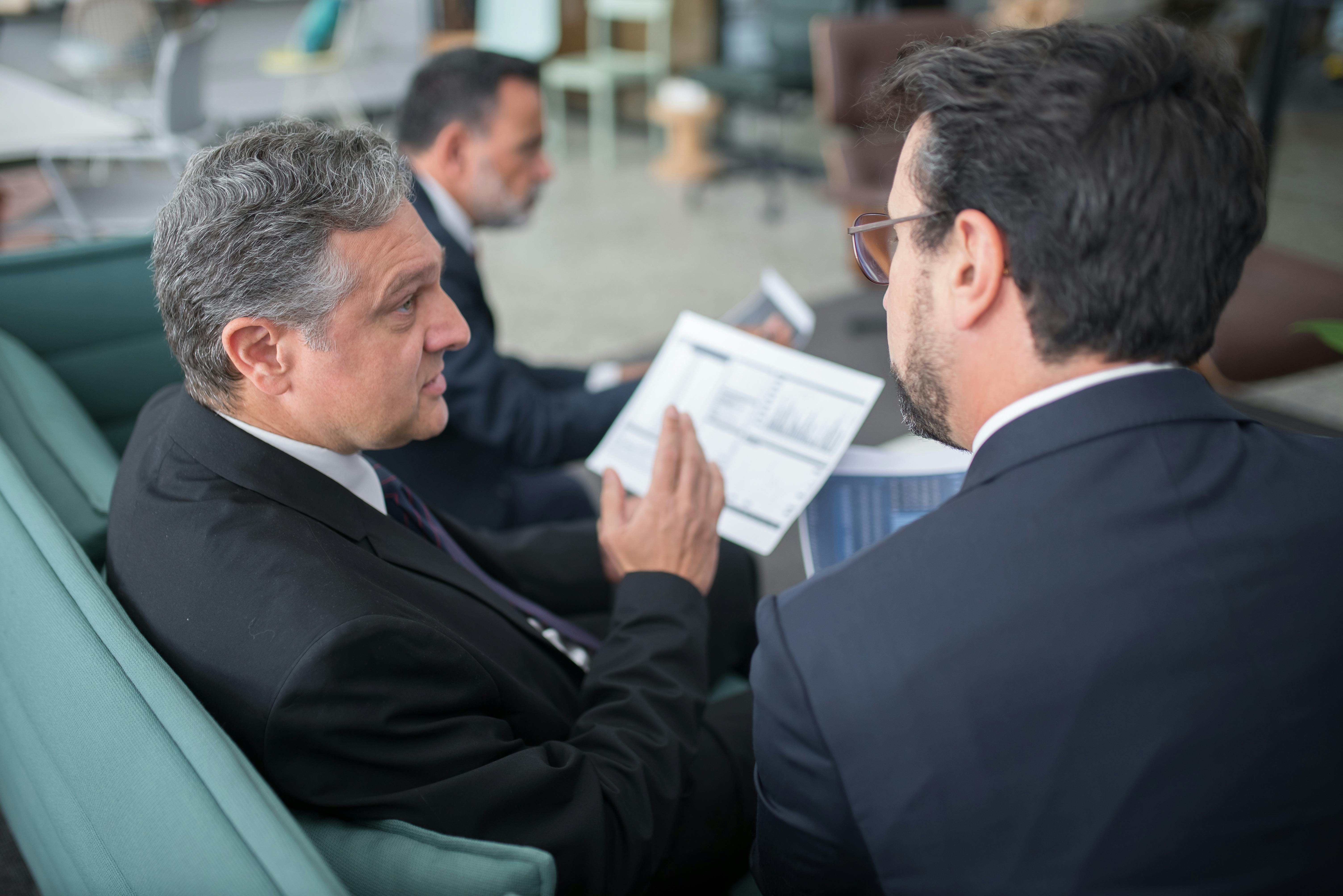Business professionals in negotiation using English - Best English courses for negotiations